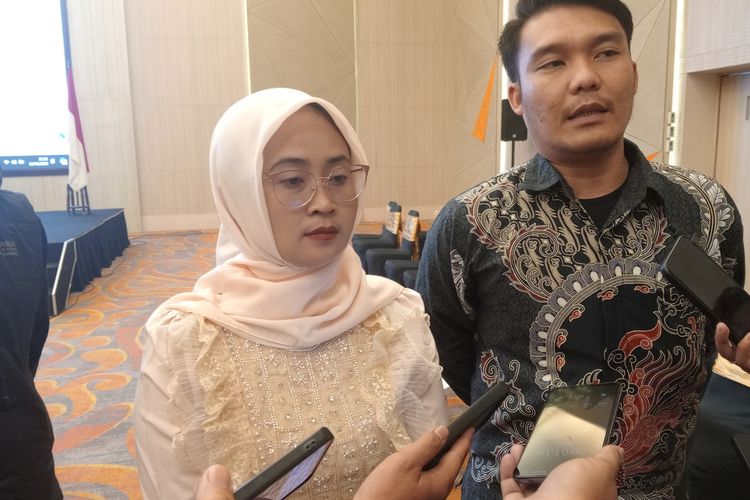 Ketua KPU Kota Bandung Wenti Frihadianti dan Ketua Divisi Data dan Informasi KPU Kota Bandung, Dzaki Rizal usai rapat pleno terbuka rekapitulasi dan DPT Pemilihan Gubernur dan Wakil Gubernur serta Pemilihan Wali Kota dan Wakil Wali Kota Bandung Tahun 2024 di Harris Hotel, Jalan Ciumbuleuit, Kota Bandung, Kamis (19/9/2024).