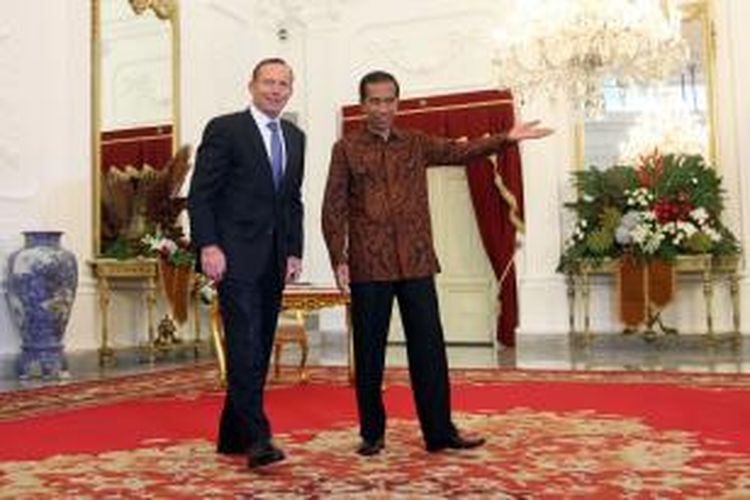 Presiden Joko Widodo menyambut Perdana Menteri Australia Tony Abbott (kiri) dalam kunjungan kenegaraan di Istana Merdeka, Jakarta, Senin (20/10/2014). Kunjungan kenegaraan tersebut merupakan kunjungan pertama bagi Jokowi setelah dilantik sebagai Presiden.