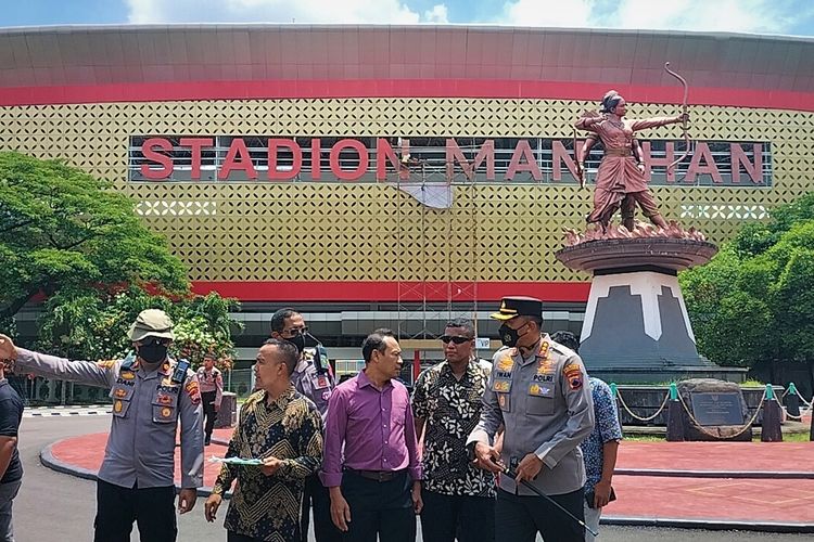 Kepala Polresta (Kapolresta) Solo, Komisaris Besar Polisi (Kombes Pol) Iwan Saktiadi, dan Perwakilan Panitia Muktamar sekaligus Wakil Rektor III UMS, Ikhwan Susilo, melakukan pengecekan di Stadion Manahan, Rabu (9/11/2022).