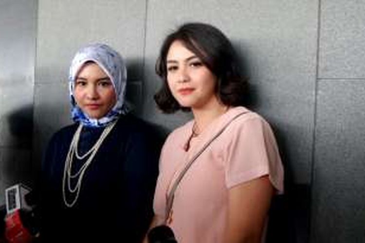 Artis peran Intan Nuraini dan Revalina S Temat saat diabadikan di kawasan Kebon Jeruk, Jakarta Barat, Senin (28/11/2016).