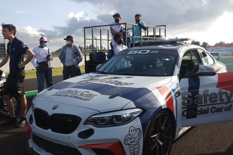 Mobil keselamatan atau Sefty Car nampak terparkir di samping Race Control sirkuit Mandalika