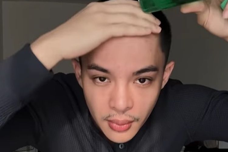 Foto : Putuskan Cukur Botak, Rey Mbayang Ungkap Kondisi Sebenarnya ...