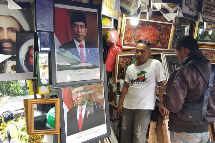Salah satu penjual foto Presiden dan Wakil Presiden di Pasar Permai, Koja, Jakartq Utara