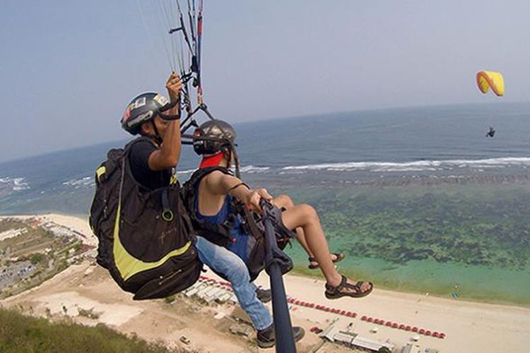 Menikmati keindahan Pantai Pandawa dengan menaiki paradigling