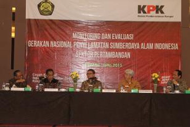 Wakil Ketua KPK Johan Budi (Tengah) saat tampil sebagai pembicara dalam kegiatan monitoring dan evaluasi, gerakan nasional penyelamatan sumber daya alam Indonesia sektor pertambangan yang diselenggarakan oleh Direktorat Jenderal Mineral dan Batubara, Kementerian Energi dan Sumber Daya Mineral, di Hotel Aston, Kupang, Nusa Tenggara Timur (NTT), Kamis (4/6/2015)