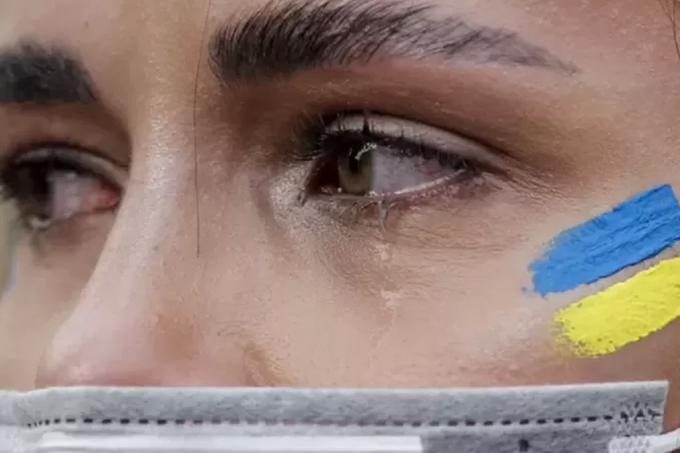 Perempuan Ukraina menangis saat demonstrasi memprotes serangan Rusia ke Ukraina, di Bali, Selasa (1/3/2022).