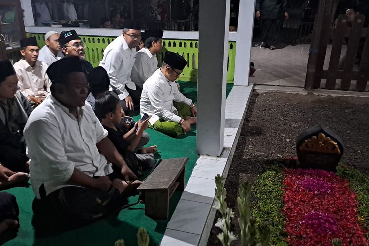 Ketua Umum PKB Muhaimin Iskandar (Cak Imin) saat berziarah di makam mantan Ketua Dewan Syuro PKB KH Abdul Aziz Manshur di Jombang, Jawa Timur, Minggu (10/9/2023) malam. 