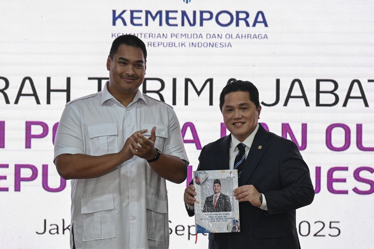 Menteri Pemuda dan Olahraga Erick Thohir (kanan) menerima memori jabatan dari pejabat lama Dito Ariotedjo (kiri) usai penandatanganan naskah serah terima jabatan (sertijab) di Kantor Kemenpora, Jakarta, Kamis (18/9/2025). Erick Thohir menggantikan Dito Ariotedjo sebagai Menteri Pemuda dan Olahraga usai dilantik Presiden Prabowo Subianto pada Rabu (17/9). ANTARA FOTO/Fauzan/YU