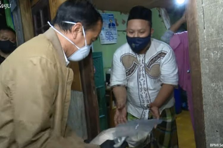 Presiden Joko Widodo saat memberikan sembako dan paket obat gratis bagi warga di Kelurahan Sunter Agung, Jakarta Utara, Kamis (15/7/2021).  