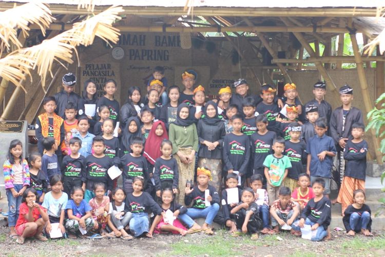 Anak-anak Kampung Baca Taman Rimba atau Kampung Batara di depan Rumah Bambu di Kampung Papring, Kelurahan/Kecamatan Kalipuro, Banyuwangi