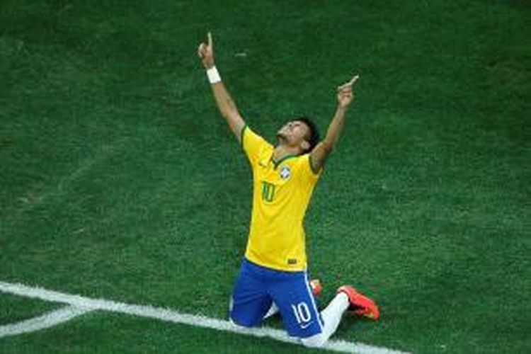 Bintang Brasil, Neymar, saat merayakan gol ke gawang Kroasia pada pertandingan perdana Piala Dunia di Stadion Corinthians, Sao Paolo, Kamis atau Jumat (13/6/2014) dini hari WIB. Brasil menang 3-1 pada laga tersebut. 