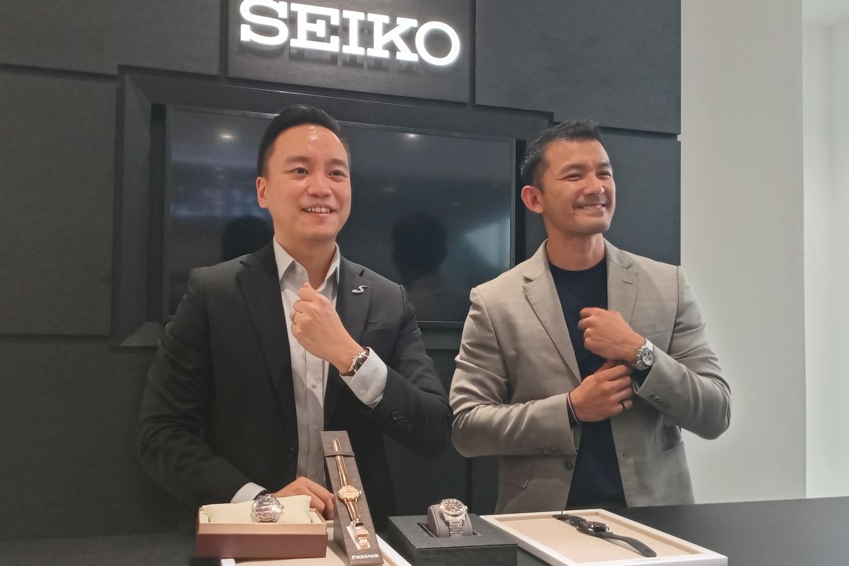 General Manager Seiko Indonesia, Kevin Lie (kiri) dan aktor Rio Dewanto (kanan) saat memperkenalkan beberapa koleksi Seiko Luxe di pop up store Mal Plaza Senayan, Jakarta, Rabu (28/2/2024).