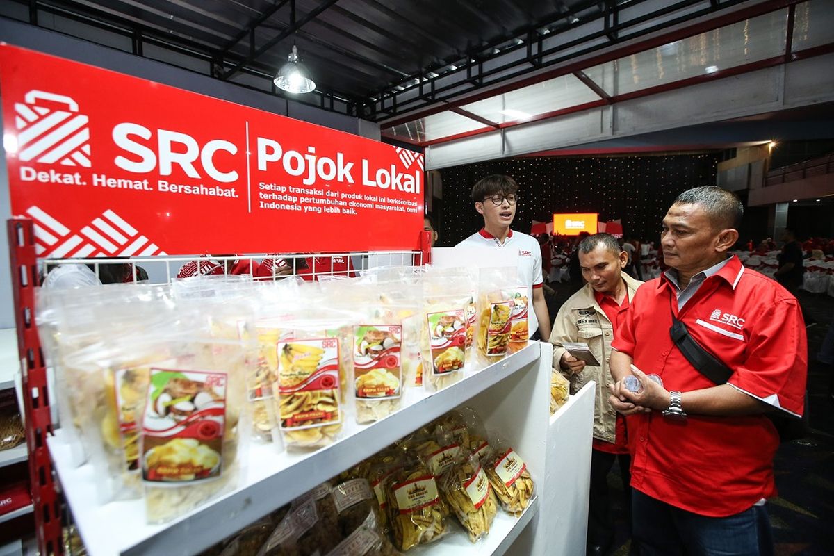 Produk peritel nasional saat Hari Ulang Tahun Sampoerna Retail Community (SRC).