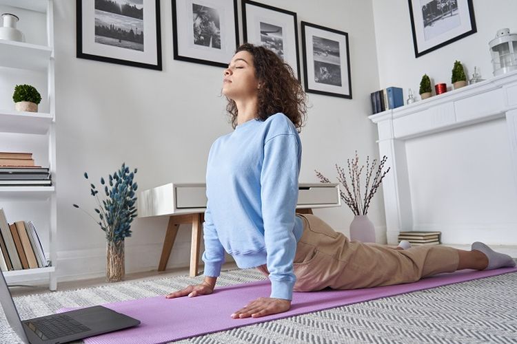 Melakukan gerakan yoga bisa menjadi salah satu cara mengatasi haid telat secara alami.