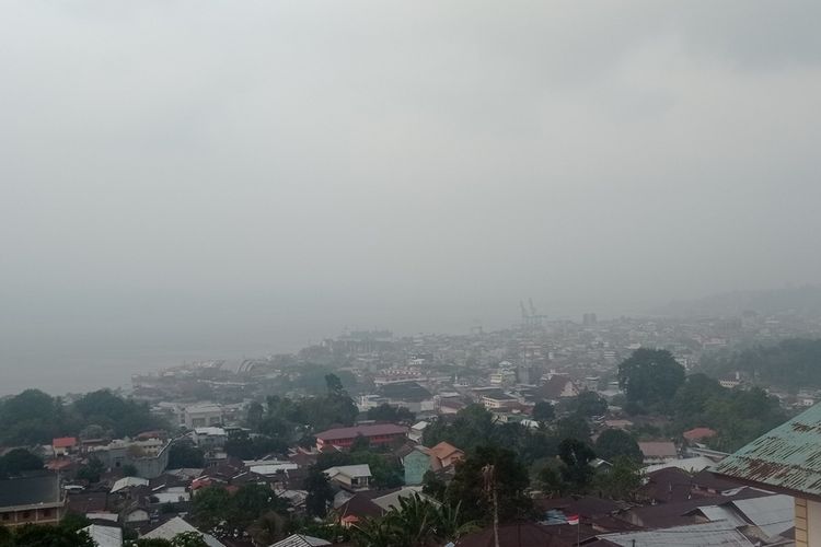 Kabut Asap di Kota Ambon Kian Pekat, Warga Keluhkan Mata Perih dan Sulit Bernapas