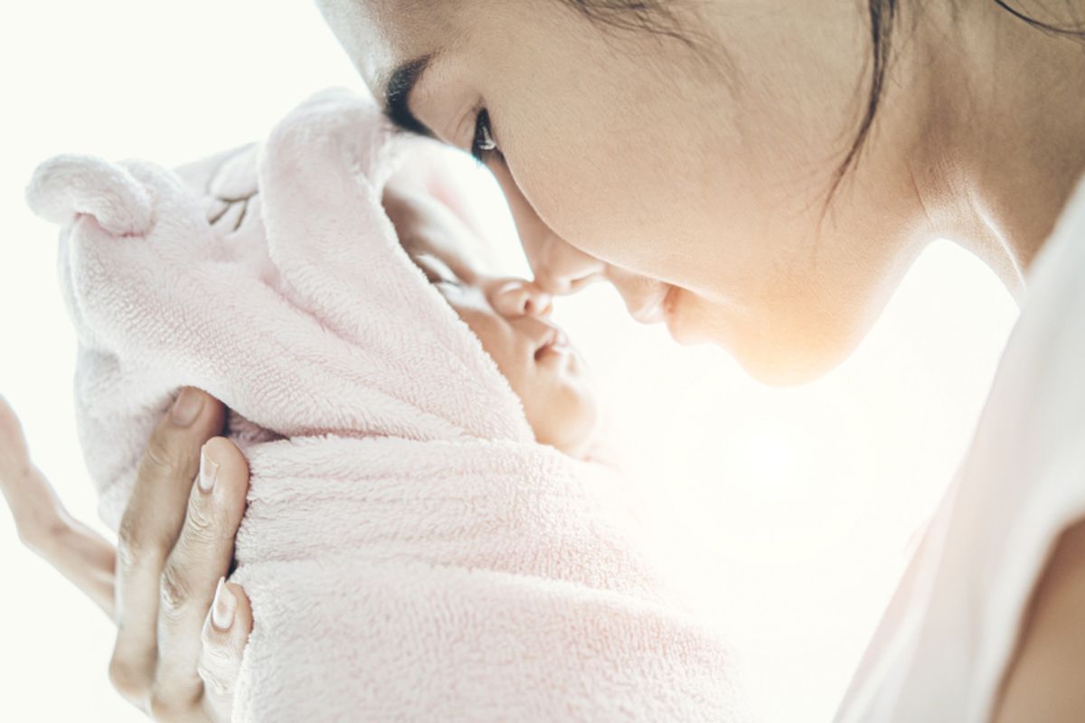 Bayi atau anak yang digendong dicium orang lain bisa tertular TBC. 