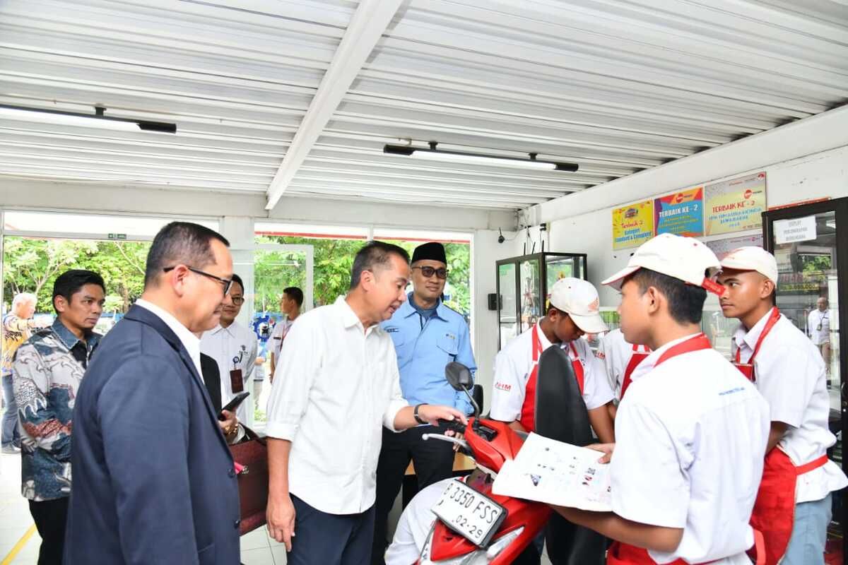 Pj Gubernur Jabar, Bey Machmudin saat meninjau SMK Mitra Industri MM 2100 Kabupaten Bekasi, Senin (10/2/2025).