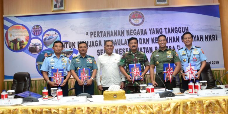 Menteri Pertahanan (Menhan) Ryamizard Ryacudu (baju putih) dan Panglima TNI Marsekal Hadi Tjahjanto (di samping kanan Menhan) bersama pimpinan dari kesatuan TNI berfoto bersama pada Rapim Kementerian Pertahanan awal Februari.