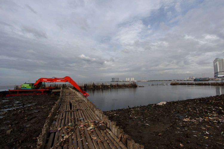 Kondisi Teluk Jakarta usai dibersihkan di Muara Angke, Jakarta Utara, Sabtu (24/3/2018). Sampah plastik yang sebelumnya menumpuk, kini sudah dibersihkan dan menyisakan lumpur tebal.