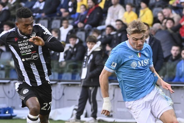 Rasmus Hojlund (kanan) dibayangi Christian Kabasele dalam pertandingan sepak bola Serie A Liga Italia antara Udinese vs Napoli di Stadion Friuli di Udine pada 14 Desember 2025. (Foto oleh ANDREA PATTARO / AFP)