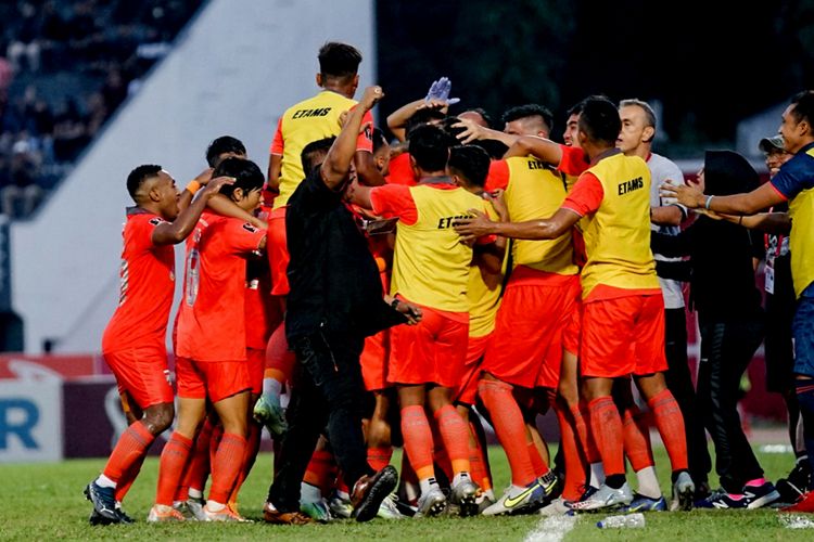 Borneo FC merayakan kegembiaraannya seusai mengalahkan RANS Nusantara FC saat pertandingan babak penyisihan Grup B yang berakhir dengen skor 3-0 di Stadion Seigre Samarinda, Selasa (28/6/2022) sore.
