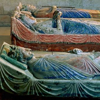Makam Eleanor dari Aquitaine terletak di antara putranya, Richard I, dan suami keduanya, Henry II, di pemakaman biara di Fontevrault-lAbbaye, Perancis. (Erich Lessing/Art Resource, New York)