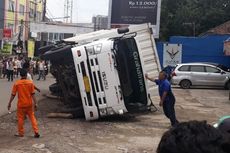 Ban Masuk Gorong-gorong, Truk Terguling di Jalan Raya Jatimulya Bekasi