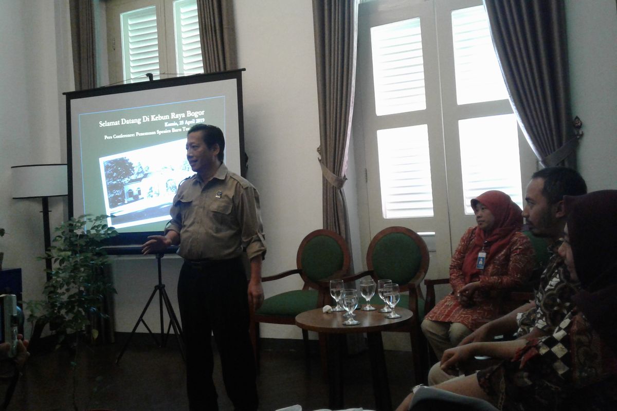 Plt. Kepala Pusat Konservasi Tumbuhan dan Kebun Raya LIPI, R. Hendrian menjelaskan mengenai eksplorasi dan identifikasi spesies tumbuhan baru yang dilakukan oleh Kebun Raya Bogor.