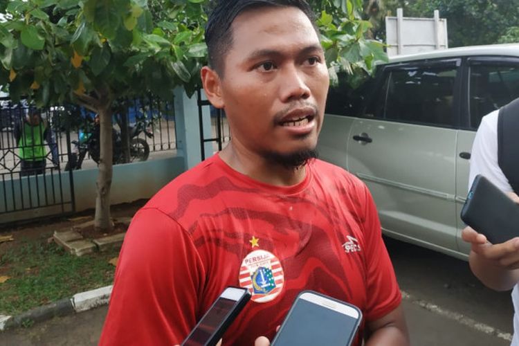 Tony Sucipto menjawab pertanyaan wartawan sesuai latihan perdananya bersama Persija Jakarta di Lapangan PSAU, Jakarta Timur, Jumat (18/1/2019).
