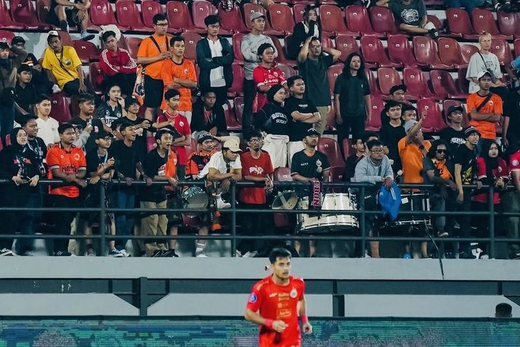 Suporter Persija Jakarta saat mendung tim pada laga pekan ke-25 Liga 1 2023-2024 melawan Madura United yang berakhir dengan skor 0-1 di Stadion Kapten I Wayan Dipta Gianyar, Kamis (22/2/2024) malam.