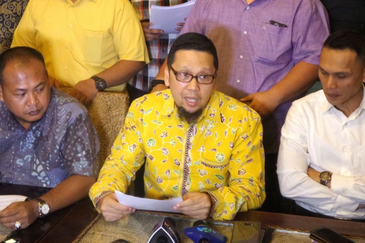 Ketua Gerakan Muda Partai Golkar (GMPG) Ahmad Doli Kurnia saat menggelar konferensi pers di kawasan Senayan, Jakarta, Rabu (19/7/2017).  