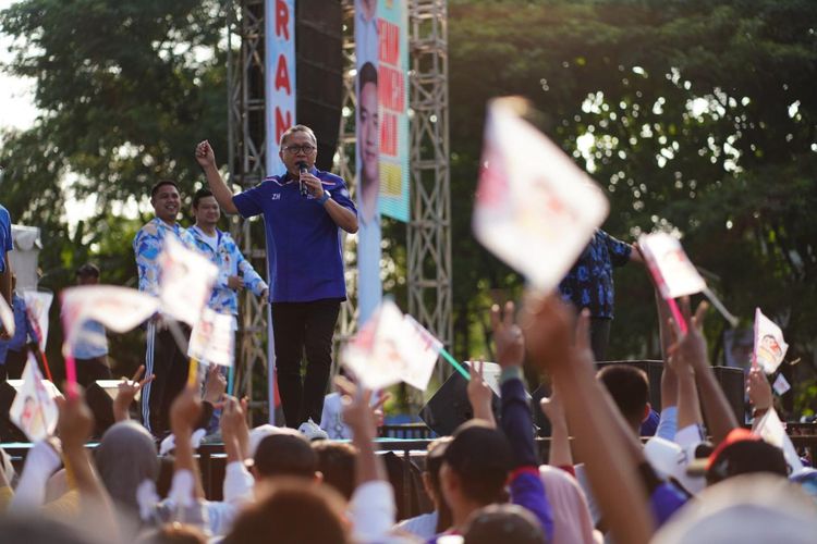 Ketua Partai Amanat Nasional Zulkifli Hasan (Zulhas) saat menghadiri acara Relawan Probowo Gibran di Lapangan Pandowoharjo, Sleman, Yogyakarta, Sabtu (27/1/2024).