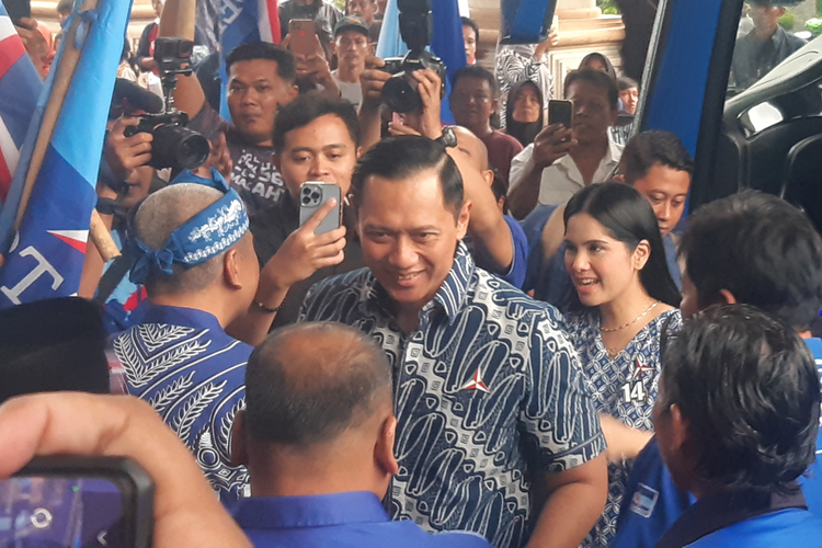Ketua Umum Partai Demokrat, Agus Harimurti Yudhoyono (AHY) didampingi istri Annisa Pohan dalam kampanye di Sukoharjo, Jawa Tengah, Rabu (17/1/2024).