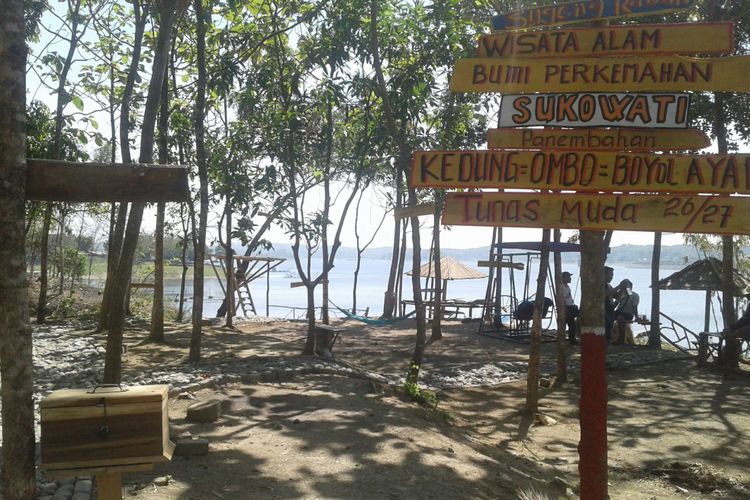 Obyek wisata alama dan perkemahan Sukowati di pinggir WKO Dusun Boyolayar, Desa Ngargosari, Kecamatan Sumberlawang, Kabupaten Sragen, Jawa Tengah.