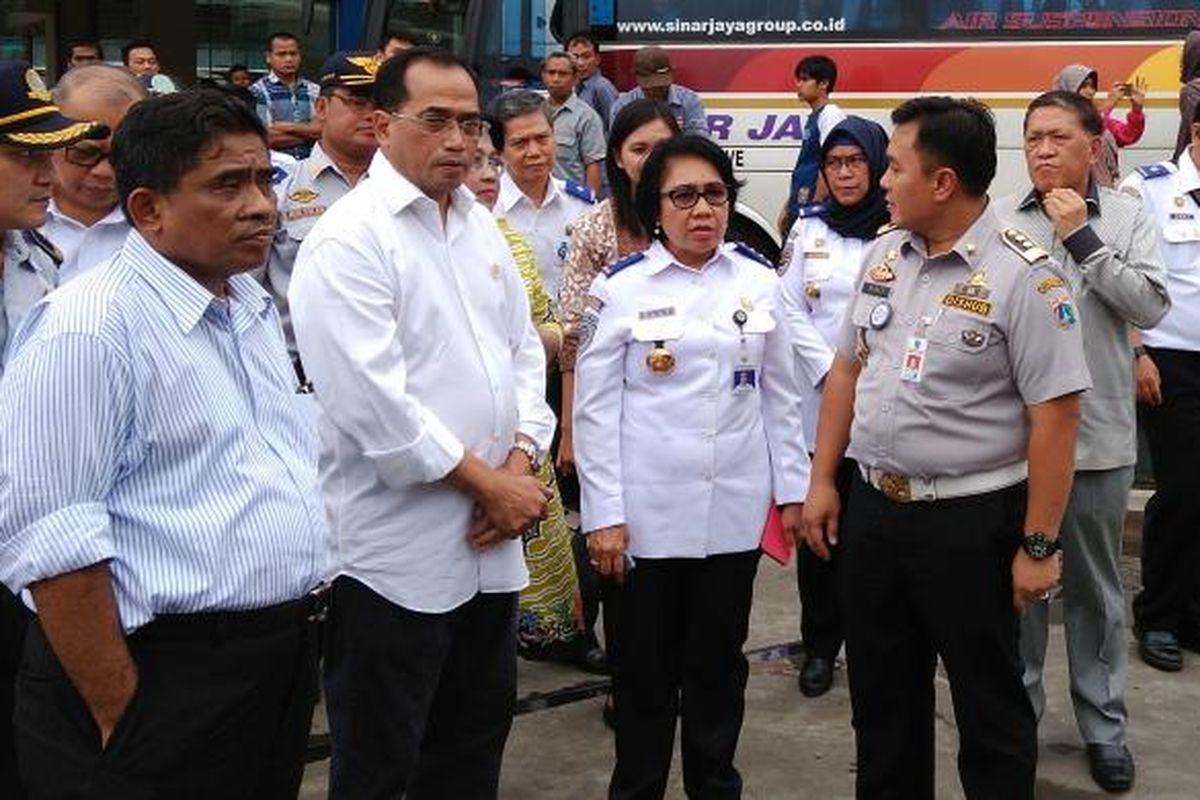 Menteri Perhubungan (Menhub) Budi Karya Sumadi bersama Pelaksana Tugas Gubernur DKI Jakarta, Soni Sumarsono, Wakil Kepala Dinas Perhubungan DKI Jakarta, Sigit Wijiatmoko, Kepala Badan Pengelola Transportasi Jabodetabek (BPTJ) Elly Sinaga di Terminal Terpadu Pulogebang, Jakarta Timur, Minggu (29/1/2017).