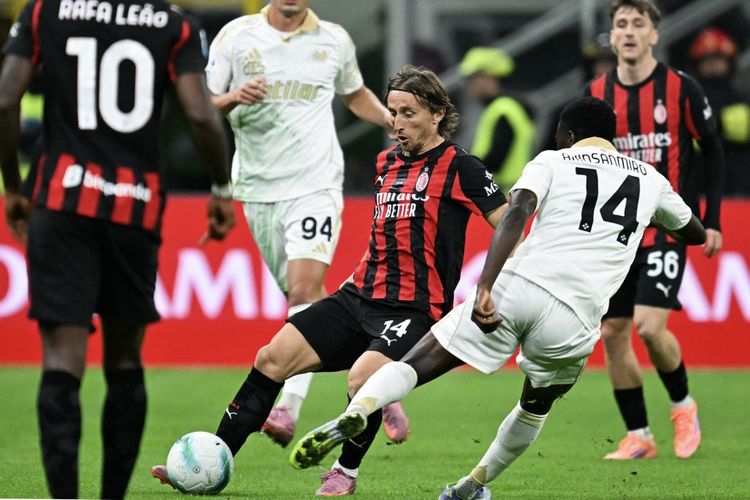 Luka Modric (14) dibayangi Ebenezer Akinsanmiro dalam pertandingan sepak bola Serie A Liga Italia antara AC Milan vs Pisa SC di Stadion San Siro di Milan, Italia utara, pada 24 Oktober 2025. (Foto oleh Stefano RELLANDINI / AFP)