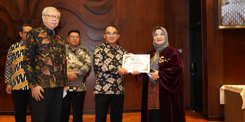 
Kepala Bappeda Kota Semarang Budi Prakosa mewakili Wali Kota Semarang Mbak Ita menerima penghargaan sebagai Kota Paling Berkelanjutan dalam Bidang Penataan Ruang dan Infrastruktur dalam ajang Universitas Indonesia (UI) Green City Metric di Balai Sidang UI, Depok, Jabar Selasa (1/8/2023).