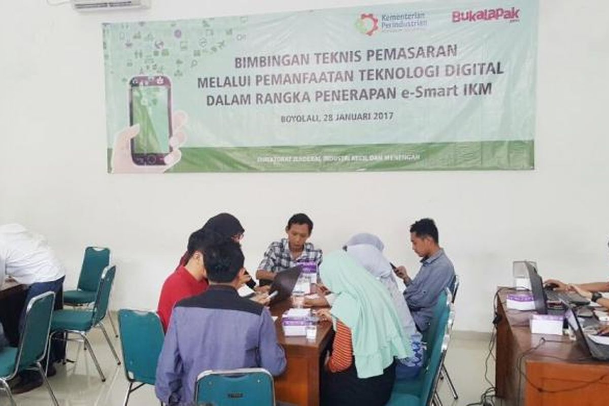 Dok Kemenperin -    Sejumlah pelaku industri kecil dan menengah (IKM) di Kabupaten Boyolali, Jawa Tengah tampak serius mengikuti workshop mengenai fotografi, penulisan konten, dan promosi untuk produk di Kantor Dinas Perindustrian dan Perdagangan Boyolali, Jawa Tengah, 28 Januari 2017. 