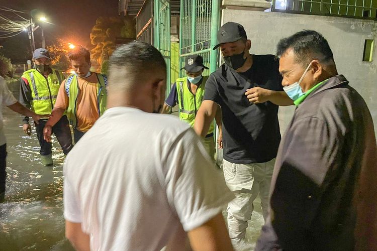 Wali Kota Medan Bobby Nasution meninjau lokasi banjir di Kecamatan Medan Selayang.