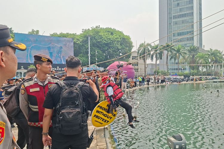 Keluhkan Lemas, Aktivis Greenpeace Pembentang Spanduk di Bundaran HI Dibawa ke Klinik 