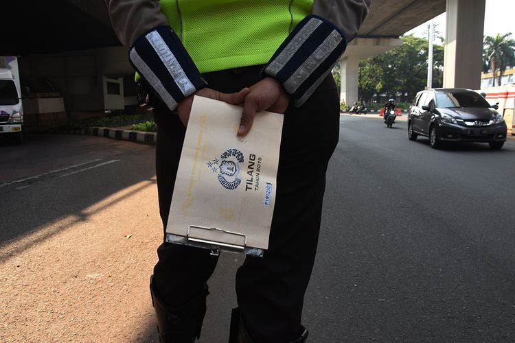 Polantas memantau kendaraan saat hari pertama pemberlakuan kembali kebijakan ganjil-genap kendaraan di Jalan Gatot Subroto, Jakarta, Senin (3/8/2020). Pemprov DKI Jakarta kembali memberlakukan kebijakan ganjil-genap bagi kendaraan roda empat pribadi di 25 ruas jalan di Jakarta untuk membatasi mobilitas warga dan menghindari adanya penumpukan kendaraan di jalan raya pada masa Pembatasan Sosial Berskala Besar (PSBB) transisi.