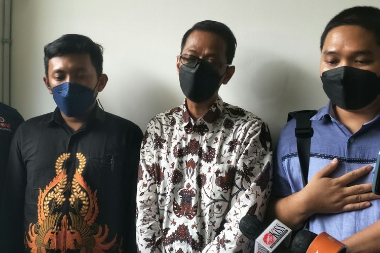 Ayah mendiang artis Vanessa Angel, Doddy Sudrajat (tengah) didampingi tim kuasa hukumnya, selesai sidang perdana hak asuh dan perwalian cucunya, Gala Sky Andriansyah di Pengadilan Agama Jakarta Barat, Rabu (15/12/2021) 