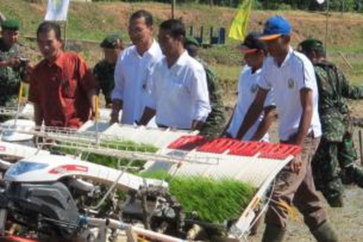 Pencanangan Indeks Pertanaman (IP) 200 dan 300 di Desa Talang Giring, Kecamatan Madang Suko II, Kabupaten Ogan Komering Ulu (OKU) Timur dilaksanakan dalam rangka mempercepat musim tanam dan menambah luas tanam padi di Sumatera Selatan, khususnya di OKU Timur dan Kabupaten Banyuasin.
