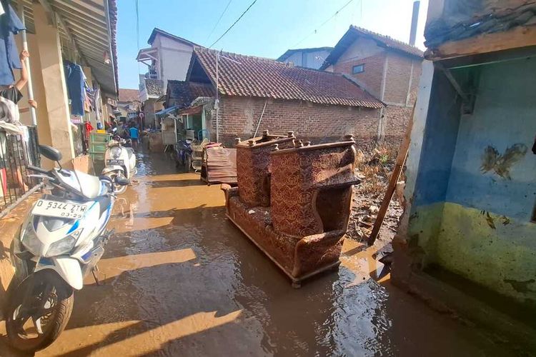 Koko Qorib (70) menunjukan bagaimana luapan sungai Citarum yang terjadi Kamis malam memporak-porandakan warungnya di Desa Cilampeni, Kecamatan Katapang, Kabupaten Bandung, Jawa Barat, Jumat (5/12/2025)