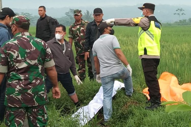 Proses evakuasi mayat di sawah daerah Payaman, Secang, Magelang, Selasa (6/2/2024) pagi.