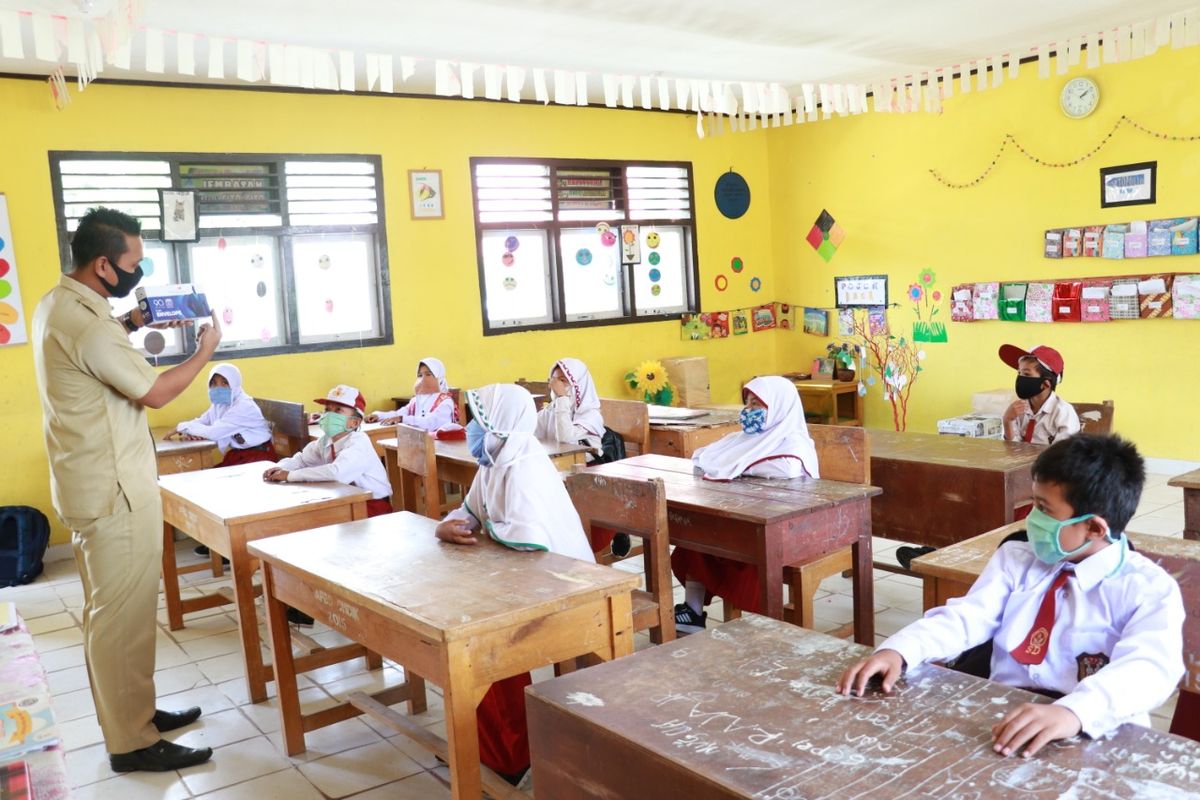 Pemerintah sudah membuka izin penyelenggaraan pembelajaran tatap muka pada tahun depan. Publik masih banyak yang khawatir tentang aman dan tidak aman melakukan pembelajaran tatap muka di tengah pandemi. Ketika layanan tatap muka tidak dapat terpenuhi maka layanan pembelajaran jarak jauh secara daring atau luring bisa menjadi solusi.