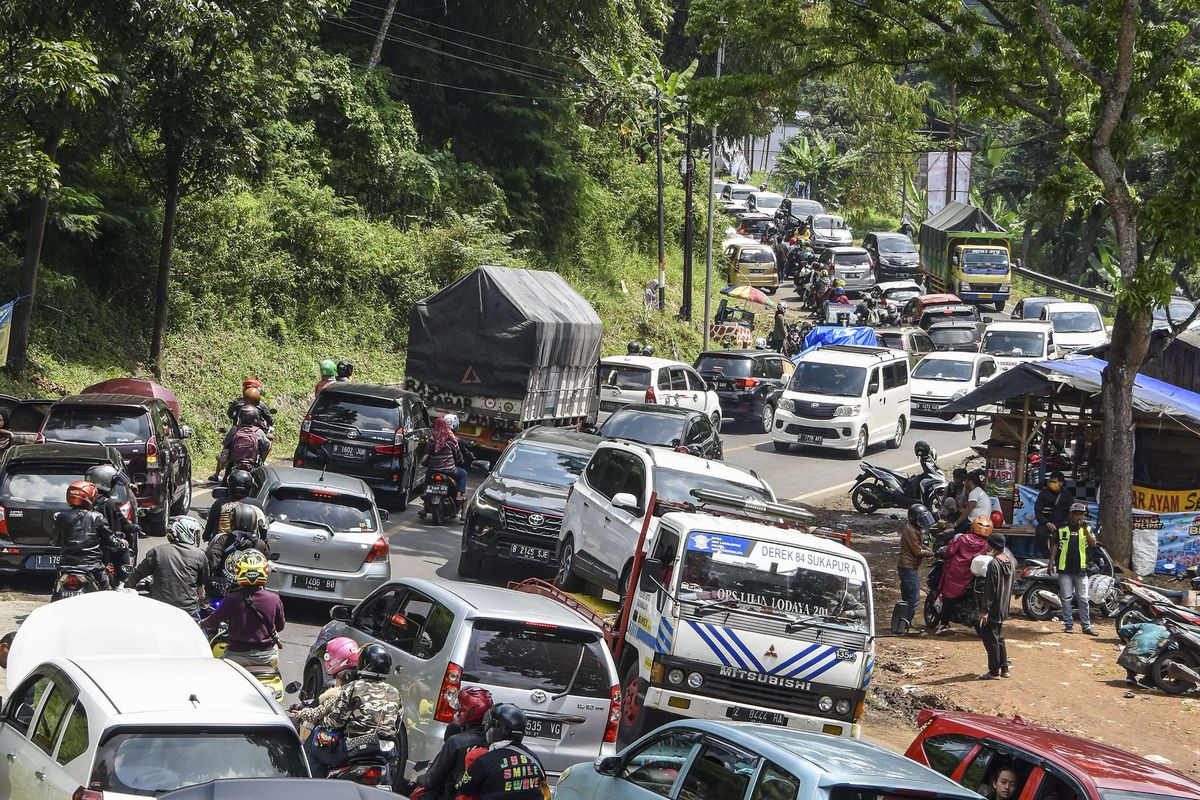 Sejumlah kendaraan antre di Jalur Selatan Tanjakan Lingkar Gentong Bawah, Kadipaten, Kabupaten Tasikmalaya, Jawa Barat, Jumat (6/5/2022). Pada H+3 Lebaran, arus lalu lintas menuju Bandung dan Jakarta terpantau padat merayap serta terjadi antrean kendaraan sepanjang 12 kilometer dari Rajapolah hingga Lingkar Gentong, Kabupaten Tasikmalaya.