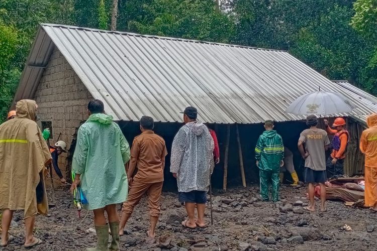 Rumah warga di Desa Selat, Kecamatan Selat, Kabupaten Karangasem, Bali, diterjang air bah. Akibat musibah ini, dua orang meninggal dunia. 