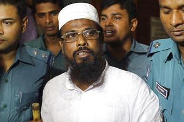 Foto diambil pada 16 Juni 2014, saat Mufti Abdul Hannan, kelompok terlarang di Banglades, Harkatul Jihad al Islami, dihadirkan dalam persidangan di pengadilan Dhaka.  