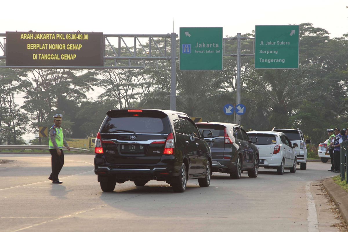 Petugas kepolisian mengarahkan kendaraan yang melintas saat uji coba sistem ganjil genap di Pintu Tol Kunciran 2, Tangerang, Banten, Senin (16/4/2018). Kepala Badan Pengelola Transportasi Jabodetabek (BPTJ) Bambang Prihartono menargetkan, kebijakan sistem ganjil-genap di tol Tangerang-Jakarta bisa mengurangi kepadatan menuju Jakarta hingga 50 persen.